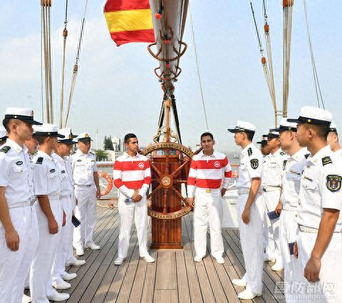 “联合”号风帆训练舰组织开放参观活动 。耿海鹏 摄