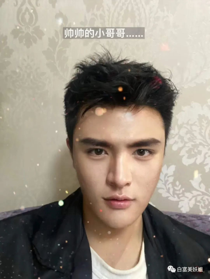 把名字改成"小辰同学想做一个美男",开始整牙,植发,纹眉,割双眼皮