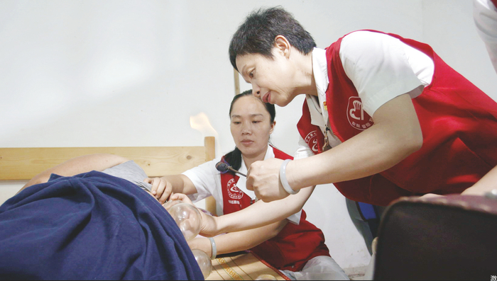     南宁市第七人民医院韦立富嫡传弟子潘小霞上门为患者提供健康服务。    （医院供图）