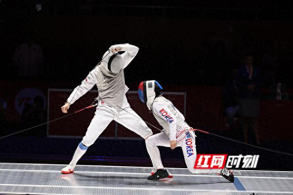 图集男子花剑团体中国队不敌韩国队收获银牌