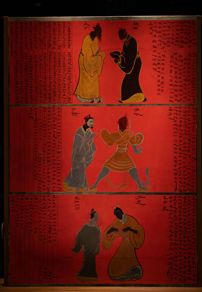 海昏侯国遗址博物馆定名为"孔子徒人图漆衣镜"的文物出土于刘贺墓主椁