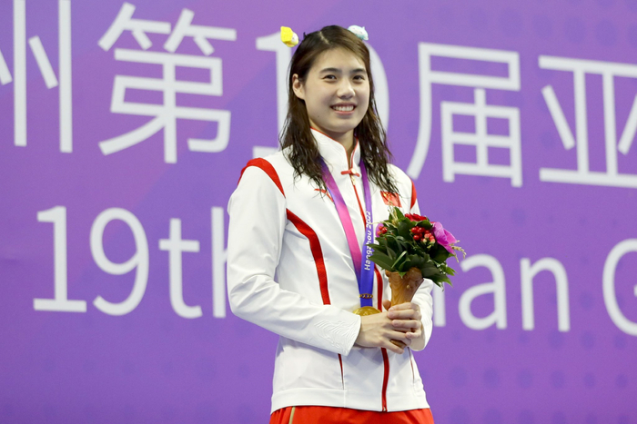 张雨霏在女子100米蝶泳项目的颁奖仪式上。（图片来源：杭州亚运会媒体在线）