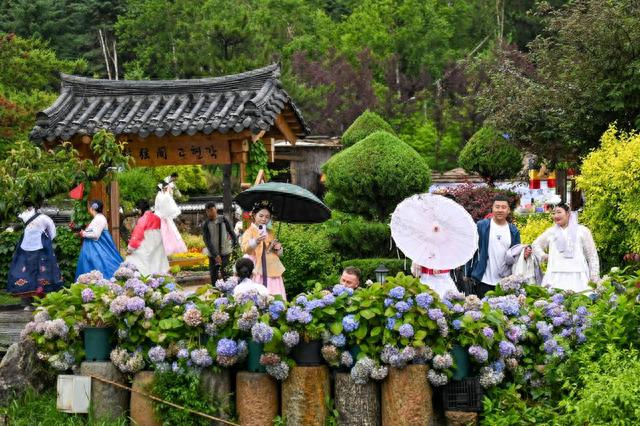 6月22日，游客在位于吉林省延边朝鲜族自治州延吉市的中国朝鲜族民俗园游览。新华社记者 颜麟蕴 摄