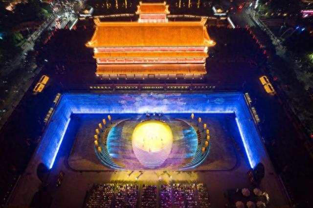 游客在西安城墙南门瓮城内观看文艺表演（8月10日摄，无人机照片）。新华社记者 邵瑞 摄