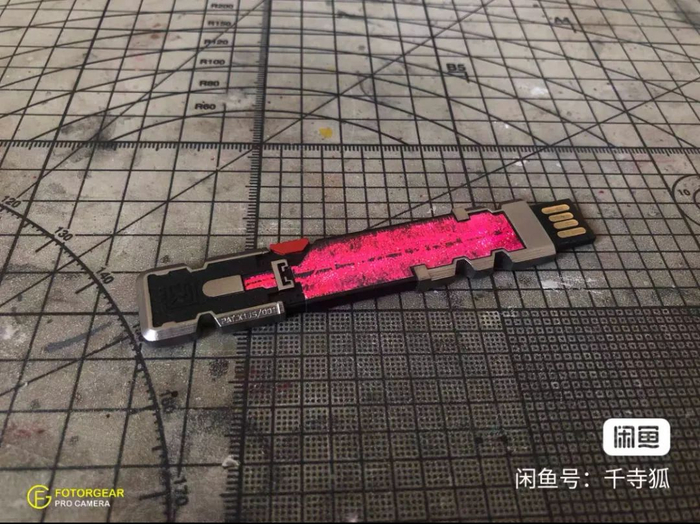 在《赛博朋克2077》的新资料片《往日之影》更新后，网友们很快就发现了狗镇的义体医生千寺狐，也把截图发给了这位母亲。