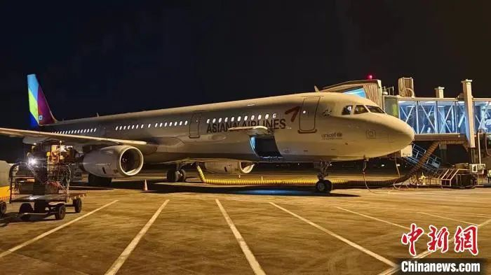 9月27日23时40分，韩亚航空OZ325航班抵达桂林机场。徐宇虹摄