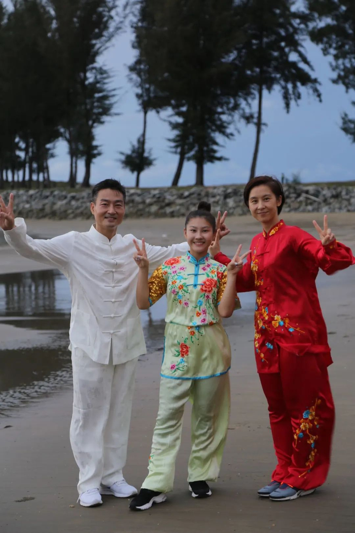 ▲李辉（左）是文莱国家武术队总教练，他的妻子赵春捷（右）和女儿（中）也是习武者。受访者供图
