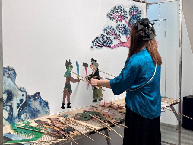 李娟正在展示皮影戏。澎湃新闻记者 谈婧媛 摄