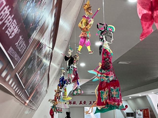 制作皮影需要一步一步地学习上色、雕刻等。澎湃新闻记者 谈婧媛 摄