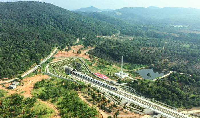 中铁二十四局承建的阳山隧道。