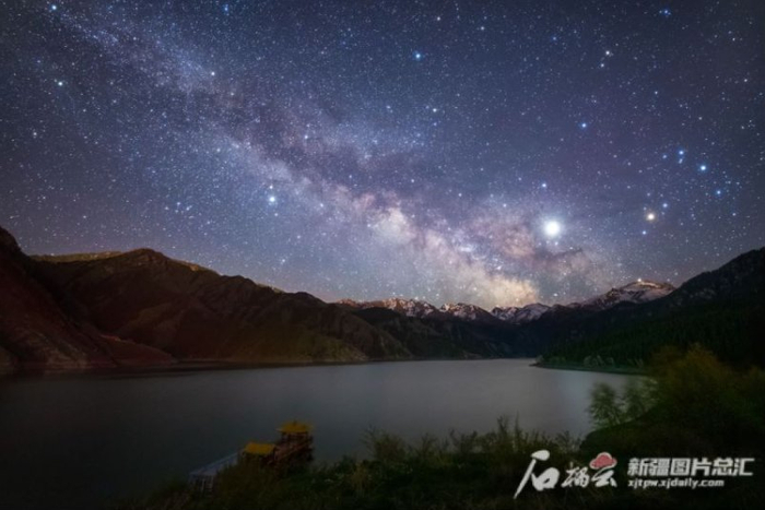 《天池星河》 戴建峰摄