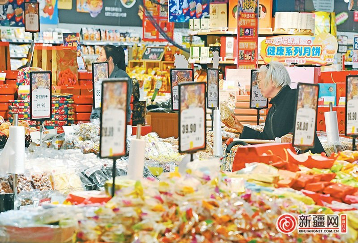 在好家乡超市青年路店，顾客在选购干果。 （全媒体记者陈岩摄）