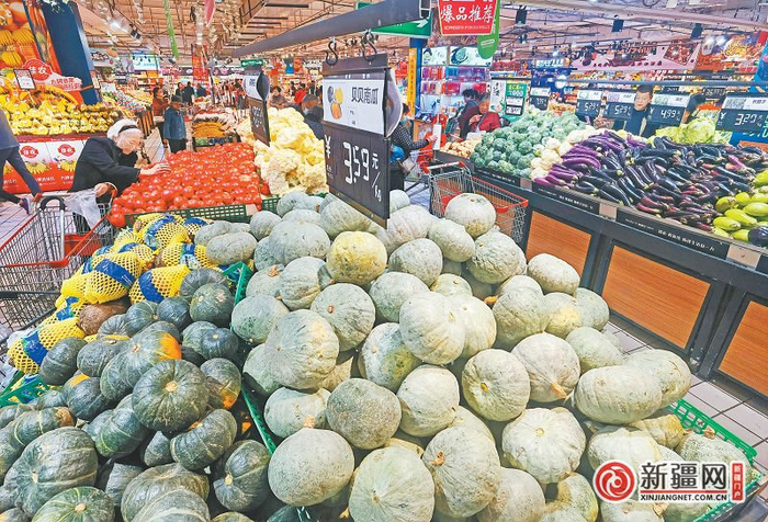 9月27日，在好家乡超市青年路店，顾客在选购蔬菜。 （全媒体记者陈岩摄）