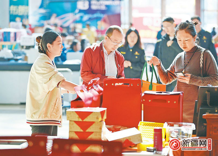 9月27日，在新疆海鸿国际食品物流港，市民正在采购商品。（全媒体记者石磊摄）