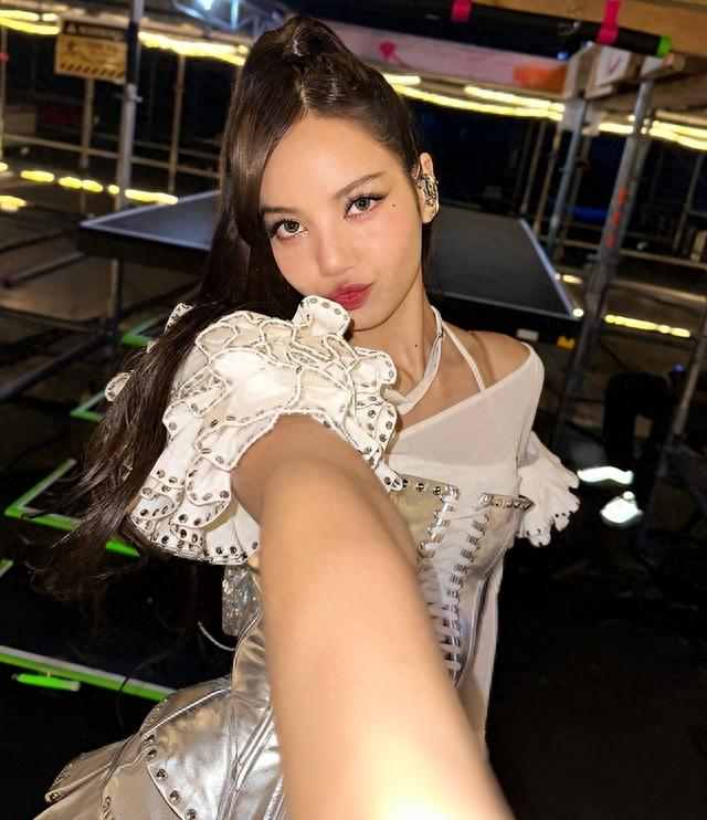 lisa晒疯马秀内场照引热议,泰国好友发声力挺,韩娱圈无人现身|lisa