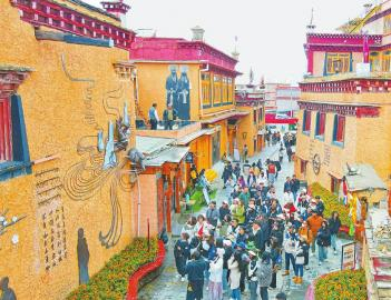 游客在千户藏寨体验藏乡风情。 叶强平 摄