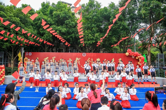 巴蜀蓝湖郡小学开展童声颂祖国校庆我代言主题课程活动