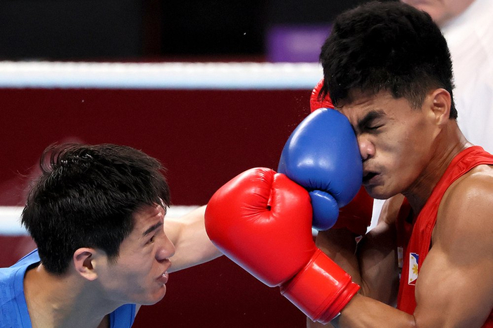 中国选手王向阳(左)与菲律宾选手马克·阿什利·法哈多在比赛中.