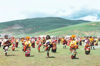 藏族群众载歌载舞。 叶强平 摄