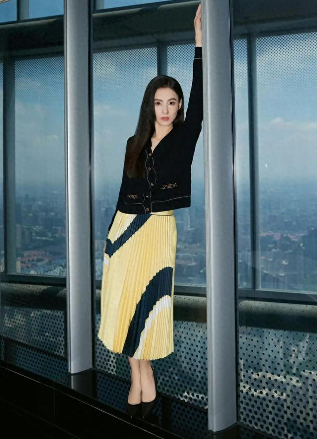 张柏芝到底怎么保养的穿粉色卫衣搭丝袜嫩的像是高中生