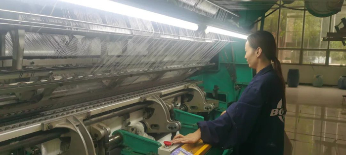 阜阳经济开发区“接您回家”园区里，返乡就业者在进行车间操作