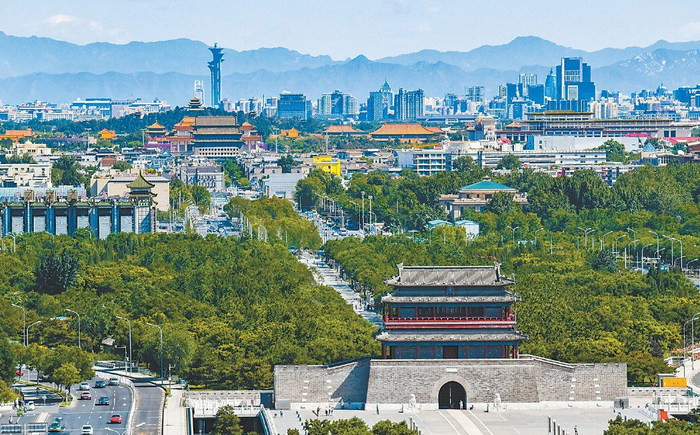 中轴线上远眺奥林匹克塔 邓伟 摄 资料图