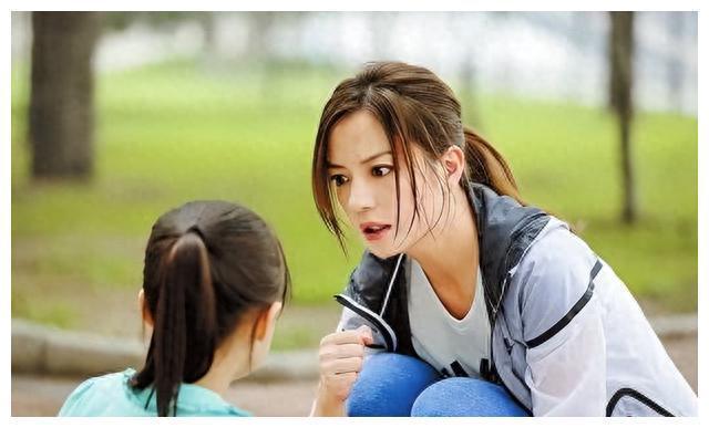 离婚夫妻争夺孩子席卷学校，网友表示心痛，孩子受何辜？