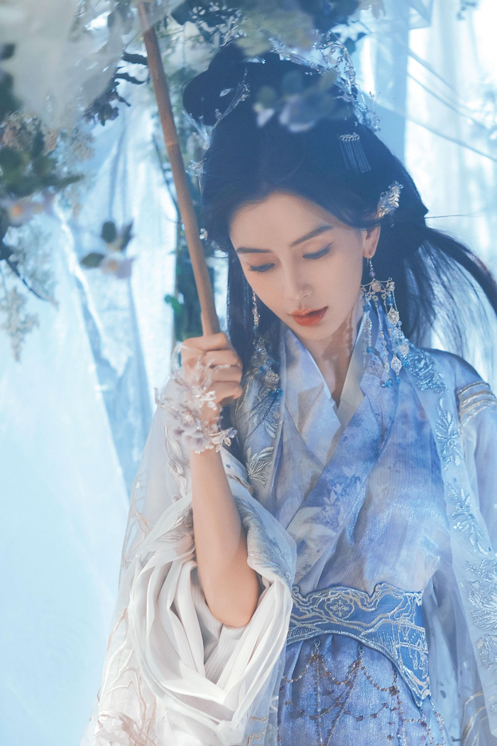 baby的古装yyds,美得不像话,举目遥望一轮满月|baby|angelababy_新浪