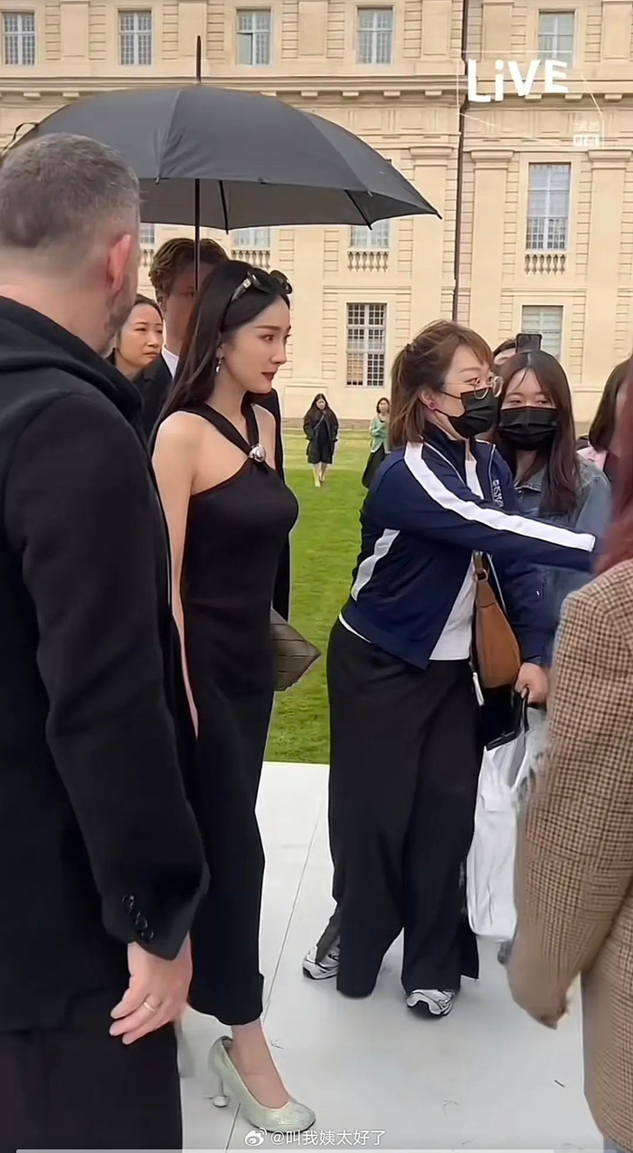 杨幂时装周的鞋子有点太大了吧,是因为还没开始生产……|时装周|杨幂