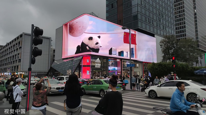 成都春熙路的裸眼3D大熊猫 图片来源：视觉中国