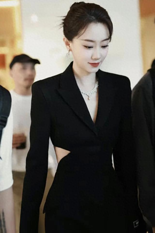 张小斐不能再瘦了,穿露腰西装裙秀出蚂蚁腰,身材火辣|张小斐|身材