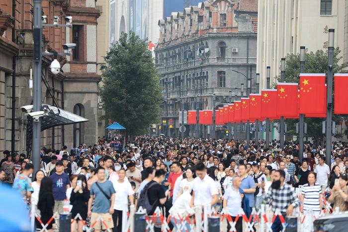 9月29日，上海南京东路步行街国旗飘扬，游客欢度佳节，热情高涨 图片来源：东方IC