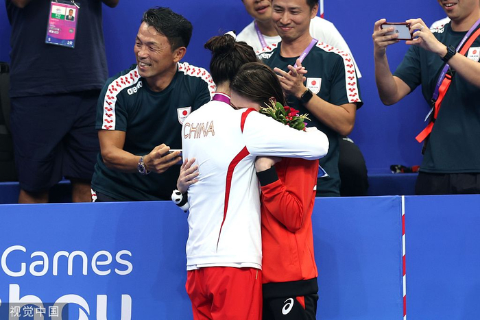 张雨霏和日本选手池江璃花子赛后相拥而泣。