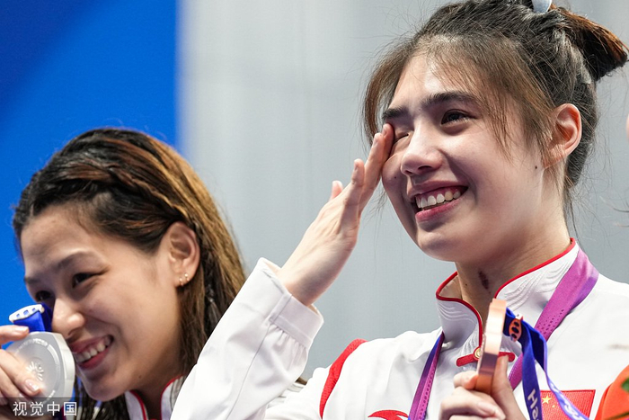 张雨霏50米蝶泳夺金后喜极而泣。