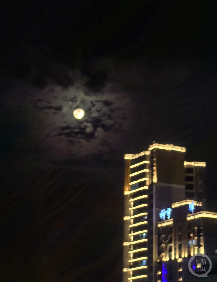 9月29日农历八月十五晚7点35分，湖北省黄冈市罗田县上空的月亮。摄影/上游新闻记者 牛泰 