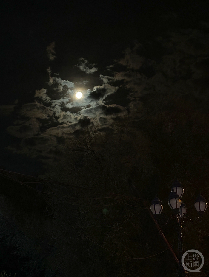9月29日农历八月十五晚7点35分，黑龙江省哈尔滨市上空的月亮。摄影/上游新闻记者 张莹  