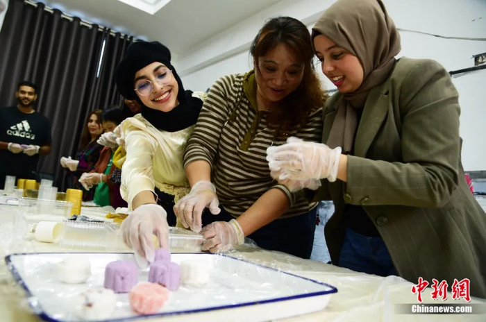 2023年9月22日，江苏科技大学的外国留学生学习制作月饼。玉成摄