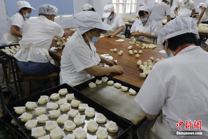 2022年9月8日，中秋节临近，浙江杭州一食品厂内，工人赶制纯手工 “土月饼”。张煜欢摄