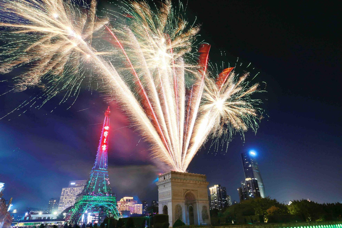 夜晚烟花表演据介绍,今年是深圳世界之窗举办的第五届国际街头艺术节.