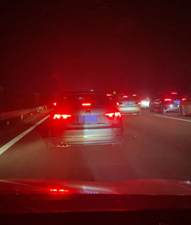 为了避开堵车,川ag战队也出动了高速"堵"上了热搜第一!