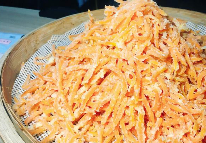 蒸胡萝卜丝。图片来源：下厨房