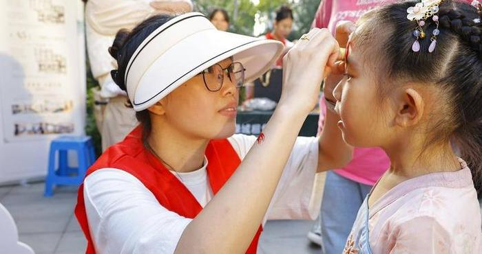 家园社“双节”联动：幼儿园的孩子们在“邻里集市”玩开心了