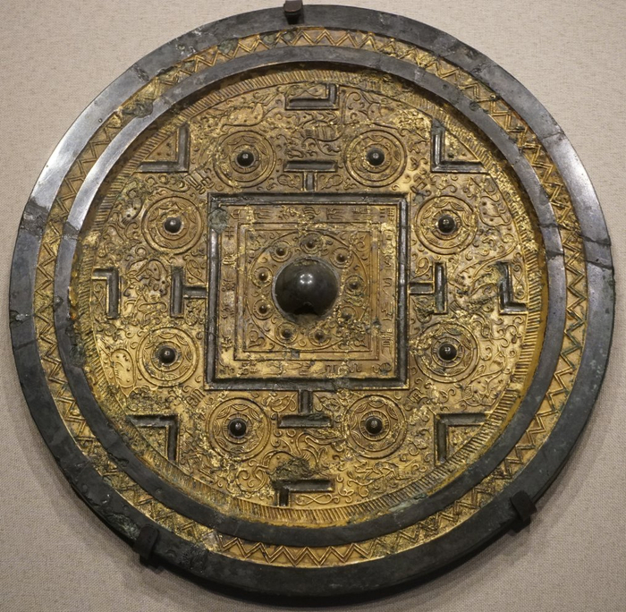 图三 湖南博物院“方圆之境”展览展出长沙黑槽门东汉墓出土鎏金博局镜（霍宏伟摄影）