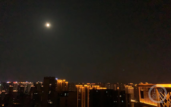 9月29日八月十五晚8点40分，陕西西安上空的月亮。摄影/上游新闻记者 贾晨 