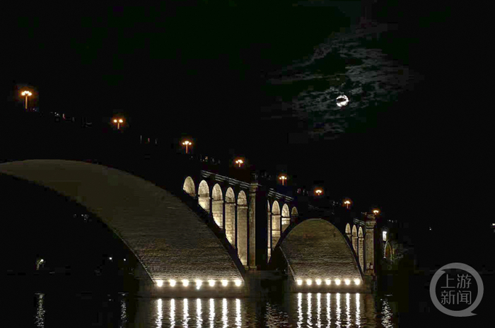 9月29日农历八月十五晚7点，河南洛阳经历阴雨后在中秋放晴，这是洛阳龙门石窟上的圆月。摄影/上游新闻记者 王凯 