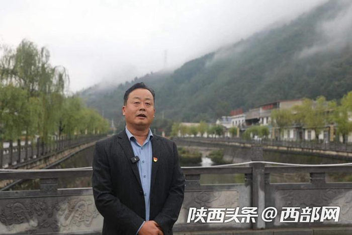 庵里村党支部书记、村委会主任王林军介绍情况。