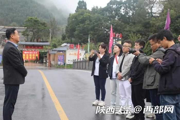 采访团走进宝鸡市陈仓区坪头镇庵里村。