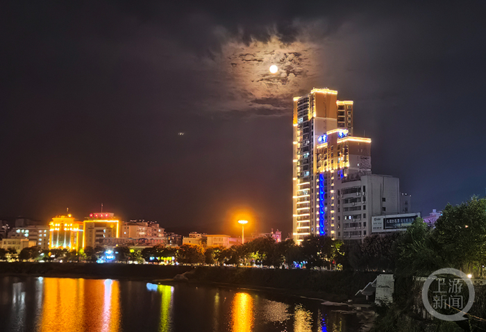 9月29日农历八月十五晚7点35分，湖北省黄冈市罗田县上空的月亮。摄影/上游新闻记者 牛泰     