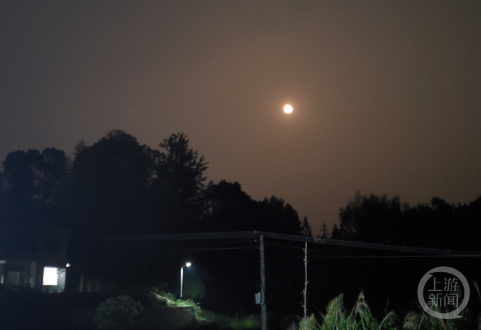 9月29日农历八月十五晚7点50分， 湖南宁乡上空的月亮。摄影/上游新闻记者 萧鹏 