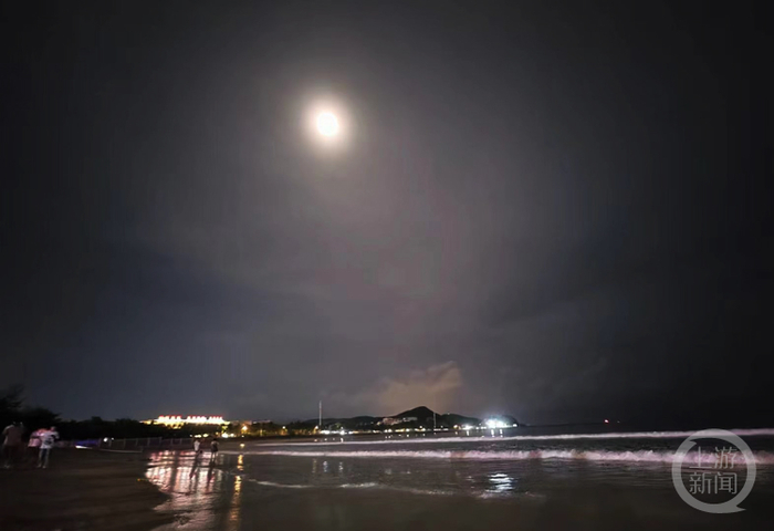 9月29日农历八月十五晚7点30分，海上升明月天涯共此时，这是海南省三亚市上空月亮。摄影/上游新闻记者 时婷婷    